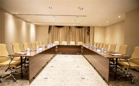 MEETINGS & BANQUETS .